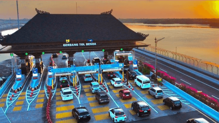 Ilustrasi antrian kendaraan di gerbang Tol Bali Mandara saat senja. Wisatawan berbondong-bondong ke Bali hingga menyebabkan kemacetan di Tol Bali Mandara. (Dok. Humas PT Jasamarga Bali Tol )