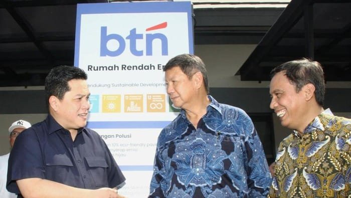 Menteri BUMN, Erick Thohir (kiri), Ketua Satgas Perumahan Presiden Prabowo Subianto, Hashim S. Djojohadikusumo (tengah), dan Direktur Utama BTN, Nixon LP Napitupulu (kanan) di peresmian pilot project Rumah Rendah Emisi. Foto: BTN